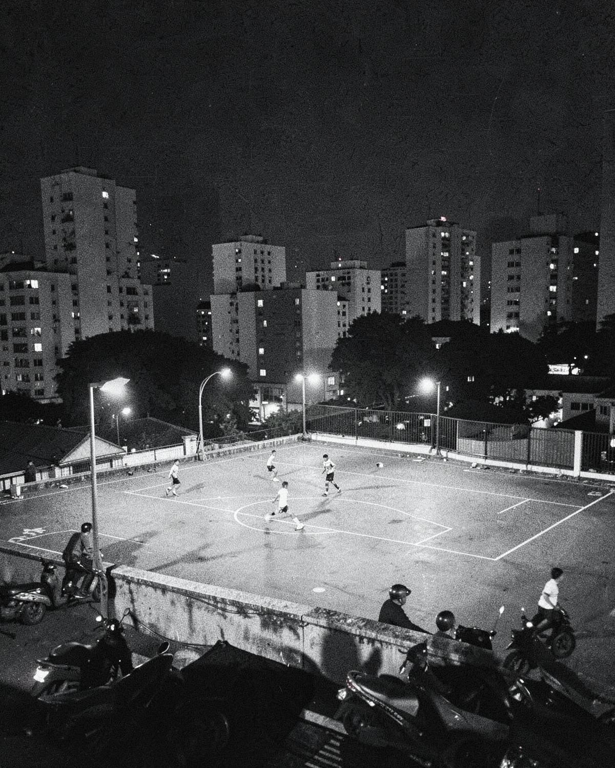 Playing sport in Ho Chi Minh City at night